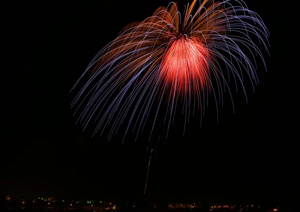 Feux d'artifice illuminent le ciel avec un affichage éblouissant — Photo