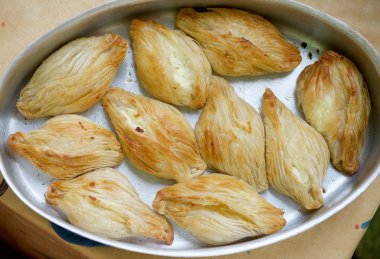 Malta incelik Pişirme pastizzi. Pastizzi, tipik sokak gıda. Malta makarnalar ricotta ve bezelye ile. Malta yemekleri. Fotoğraf üst. Malta pastizzi