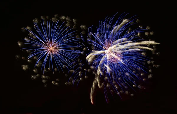 五彩缤纷的蓝色烟花背景、 烟花节，独立日，6 月 4 日，自由 — 图库照片