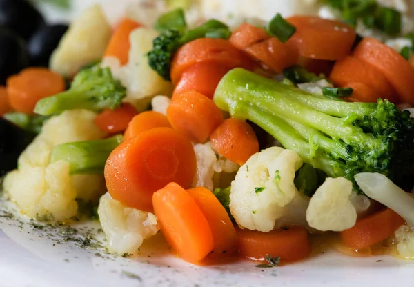 Refeição Peixe Servida Com Vários Vegetais Movimento Embaçado Foco Cenouras Imagem De Stock