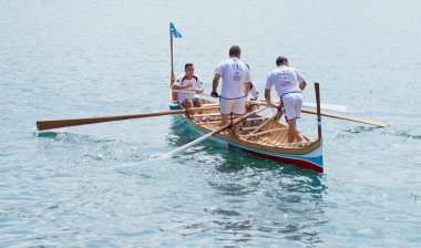 VALLETTA, MALTA - 8 EYLÜL: 8 EYLÜL 2013 tarihinde Akdeniz Valletta 'da geleneksel tekne yarışı. Malta 'da popüler bir yelkenli yarışı. Malta 'da geleneksel spor. Tekne ekibi. Kalkara.