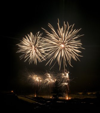 Fireworks.Colourful havai fişek Malta ile karanlık gökyüzü ve ev açık renkli, Malta fireworks festival, Bağımsızlık günü, yeni yıl, havai fişek patlama ile deniz yansıması, fireworks uygulamasında Valletta