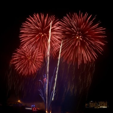 Fireworks.Colourful havai fişek Malta ile karanlık gökyüzü ve ev açık renkli, Malta fireworks festival, Bağımsızlık günü, yeni yıl, havai fişek patlama ile deniz yansıması, fireworks uygulamasında Valletta