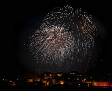 Mavi fireworks uygulamasında izole koyu, renkli havai fişek, yeni yıl, Noel tatili, Bağımsızlık günü, koyu arka plan, turuncu kırmızı havai fişek patlayabilir, havai fişek Festivali Malta