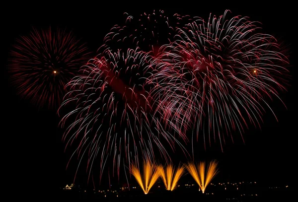 Fireworks.Colourful ohňostroje na Maltě s temnou oblohu a světlé pozadí domu, Malta festival ohňostrojů, Den nezávislosti, nový rok, výbuch ohňostroje s odrazem na moři, ohňostroj ve Vallettě — Stock fotografie