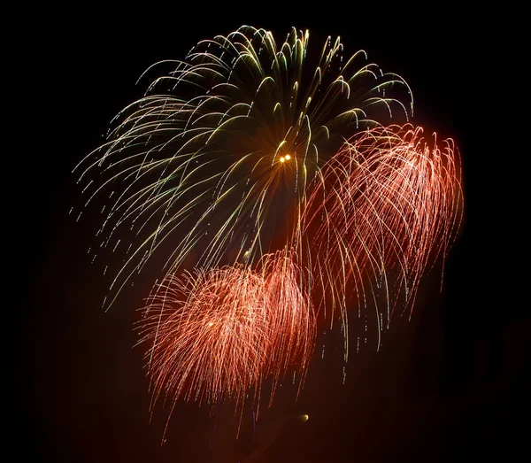 Feux d'artifice. Feux d'artifice colorés à Malte avec ciel sombre et fond de lumière de la maison, Festival de feux d'artifice de Malte, Jour de l'indépendance, Nouvel An, explosion de feux d'artifice avec réflexion sur la mer, feux d'artifice à La Valette — Photo