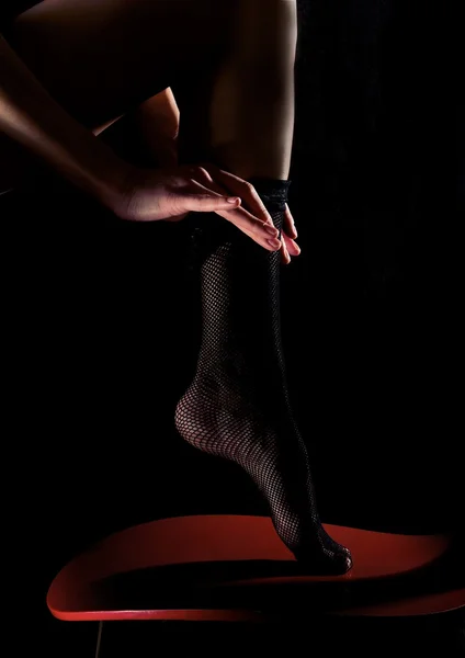 Hübsche erotische Frau Beine in schwarzem Hintergrund, Frau Beine, Mädchen Beine Fragment Foto, Frau in schwarzen Schuhen — Stockfoto