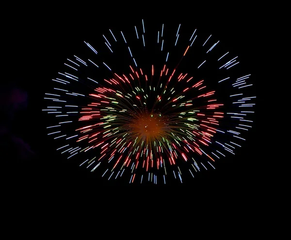 Různé pestré barvy ohňostroj zblízka, tmavá obloha pozadí, Malta festival ohňostrojů, 4 července, Den nezávislosti — Stock fotografie