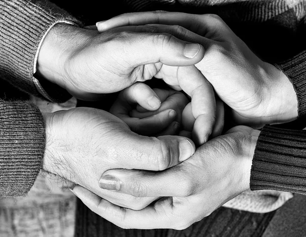 3 handen van familie, moeder, vader en jongen, Concept van eenheid, ondersteuning, bescherming en geluk. Familie hands,hands.young familie, moederschap — Stockfoto