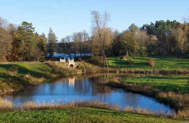 Trakai, Vilnius, Litvanya, Europe yakınındaki Uzutrakis park. Trakai Resort'ta parkta güneşli bir günde. Ağaçlar su yansıması. Dramatik sonbahar arka plan. Park Tyshkevich Uzutrakis içinde. Sonbahar günü