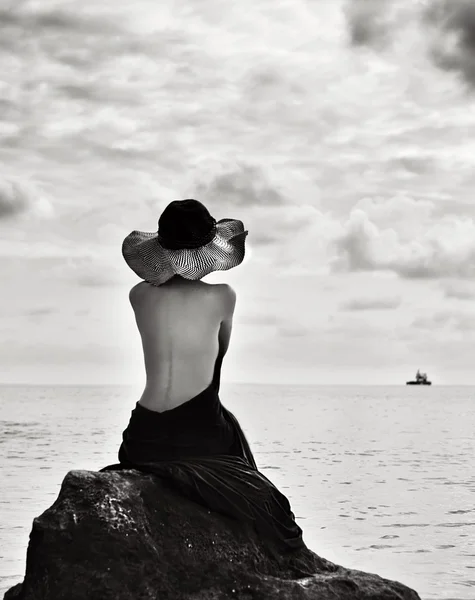 Jonge mooie vrouw in witte jurk naar de zee, hoge sleutel, alleen vrouw in de buurt van de zee in zwart / wit foto, artistieke foto van jonge vrouw, vrouw figuur in de natuur, vakantie, romantische vakantie — Stockfoto