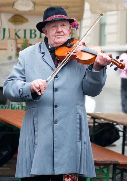 Vilnius, Litvanya - 11 Mart: yaklaşık yarım milyon üzerinde yeniden kurulması, Bağımsızlık Günü'nde 11 Mart, Litvanya Bağımsızlık Günü'nde büyük bayrağı taşıyan 2015.People Vilnius bayraklı toplandı