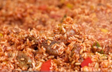 Bulanık arka plan, eti, pirinç, havuç, geleneksel Doğu Bölge yemek pilav ile geleneksel Özbekistan yemek ile taze pilav