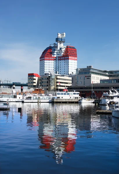 Göteborg, Schweden-April 8: Göteborg ist die zweitgrößte Stadt Schwedens und ein wichtiger Hafen. Blick auf die bunte Uferpromenade in Göteborg, Schweden. Göteborg Hafen mit Spiegelungen auf dem Meer — Stockfoto