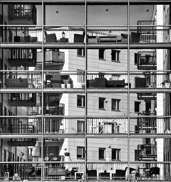 Siyah ve beyaz, çağdaş dış, modern daire sahne, mimari, mimari detaylar, dış parçası, kentsel parçası Fotoğraf, kavramsal fotoğraf içinde soyut mimari dış fotoğraf — Stok fotoğraf