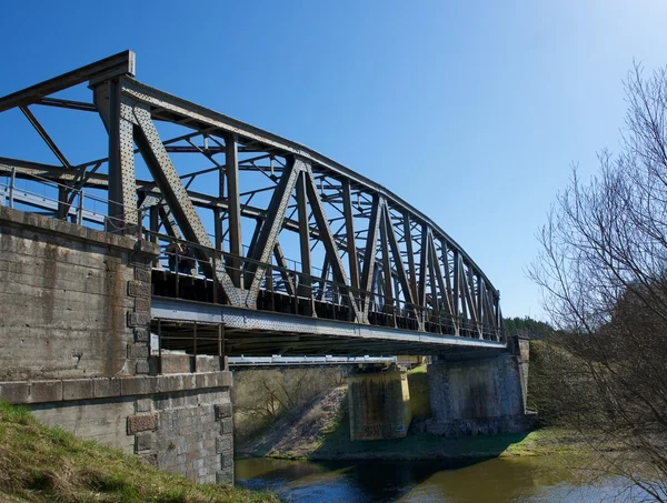 Alte Brücke über den Fluss Neris in Litauen im zeitigen Frühling, alte Eisenbahnbrücke, Litauen — Stockfoto