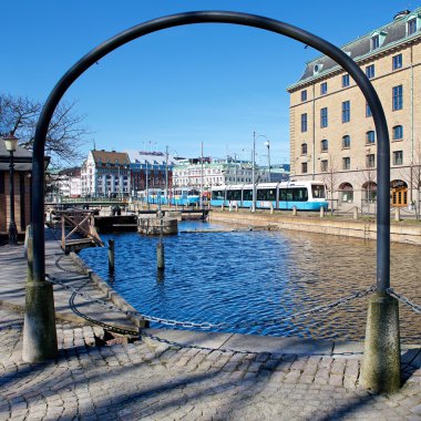 Göteborg, İsveç-Nisan 8: Göteborg İsveç'te ikinci büyük kenti olduğunu. Gothenburg.City Gothenburg.Colourful waterfront yansımaları ile kemer üzerinden büyük liman kanalda görünümünü bir su