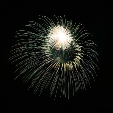 Çok renkli fireworks uygulamasında metin ve küçük bir köy ışıklar, Malta havai fişek Festivali, 4 Temmuz, Bağımsızlık günü, yeni yıl, için yer ile koyu arka plan izole Malta Malta'da havai fişek patlayabilir