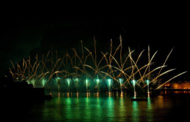Çok renkli fireworks uygulamasında metin, Malta havai fişek Festivali, 4 Temmuz, için yer ile koyu arka plan izole Valletta Bağımsızlık günü, yeni yıl, patlayabilir, fireworks uygulamasında Malta