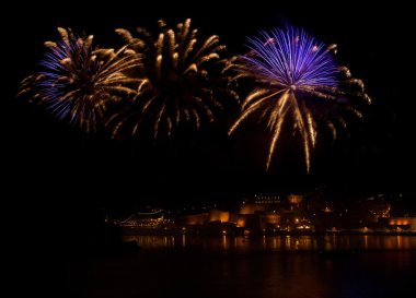Havai fişekler. Valletta arka plan, büyük patlama, evin ışığı yeşil yansımaları bir su Valletta, Malta, Malta havai fişek Festivali, 4 Temmuz Bağımsızlık günü Malta Fireworks'de ile renkli havai fişek