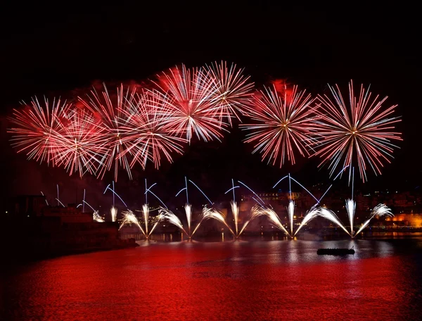 Fireworks. Colorful fireworks with Valletta background, big explosion, house light, green reflections on a water in Valletta,fireworks in Malta,Malta fireworks festival,4 July,Independence day maltese — Stock Photo, Image