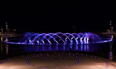 Kalkara, Smart City Malta, Malta 'daki renkli Fountain ışık gösterisi. Kalkara, Malta 'da gece saatinde renkli aydınlatma