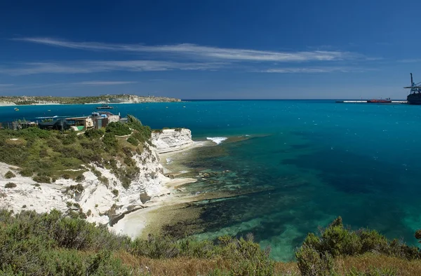 Paisaje altés, vista al mar cristalino desde el punto de MaMarsaxlokk en Malta, paisaje marino maltés, día soleado en Malta, vacaciones de verano en Malta — Foto de Stock