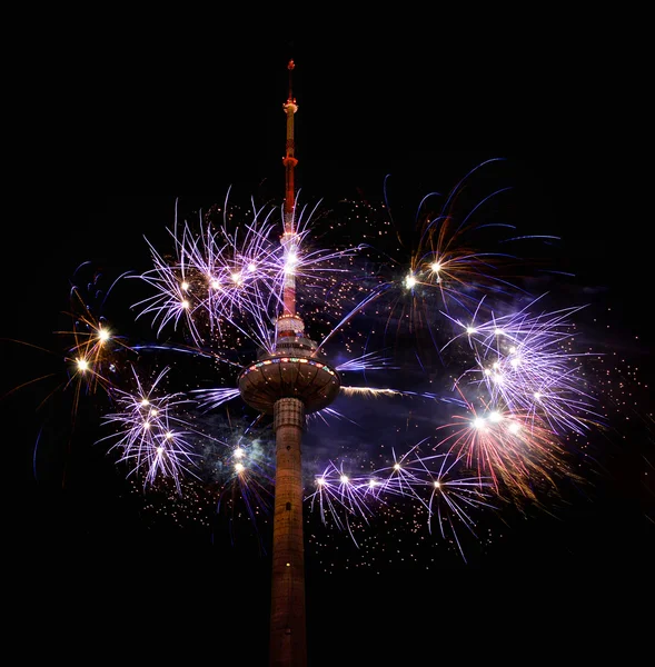 Fireworks uygulamasında karanlık gökyüzü arka plan ile Vilnius Tv Kulesi