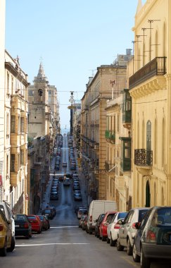 Valletta, Malta - 14 Ocak 2014: panoramik Akdeniz 14 Ocak 2014 yılında Valletta dar sokak. Valletta panoramik manzaralı. Valletta, Malta için tipik sokak