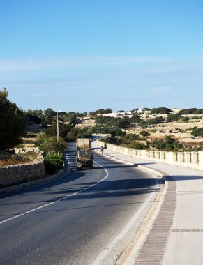 Zurieq, Malta - 4 Ağustos 2013: Malta Köyü Zurieq sokakta büyük Gezinti görünümüne 4 Ağustos 2013 tarihinde. Zurieq Köyü Malta'da görüntüleyin. Popüler hedef Malta - Zurieq Köyü