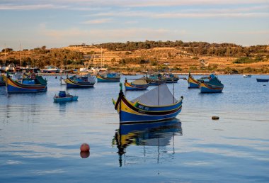 MARSAXLOKK Malta-Eylül 1: Yerel balıkçı tekneleri sıcak gün batımı saat üzerinde eski balıkçı köyü Akdeniz Marsaxlokk içinde Eylül 1, 2013. Marsaxlokk Köyü panoramik manzaralı