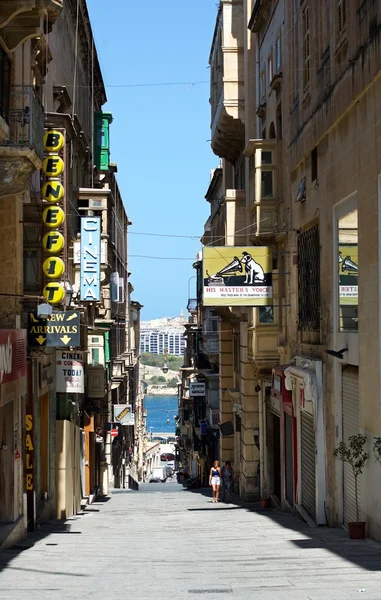 La Valette Malte- 14 janv. 2014 : vue panoramique sur la rue étroite de La Valette en Méditerranée 14 janv. 2014. La Valette. Rue typique de La Valette, Malte — Photo