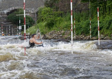Bilinmeyen bir adam vahşi dağ nehir eğitim