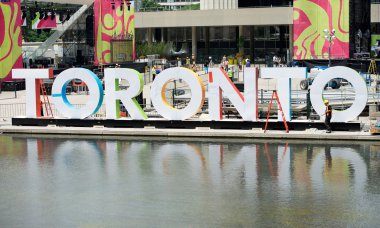 Toronto, Kanada - 7 Temmuz: Toronto şehir mektupları Toronto ve bir çeşme yansıması 7 Temmuz 2015 ile kare.