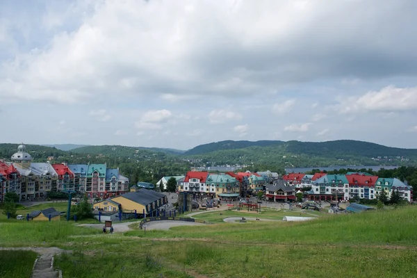 Mont Tremblant, Quebec, Kanada - 16 Temmuz: panoramik bir şehir Quebec, Kanada Laurentian dağlarda üzerinde 16 Temmuz 2015. Mont Tremblant Quebec eyaleti, popüler kış spor alanında var