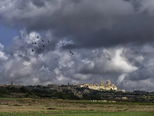 Mdina, Malta. El paisaje maltés. Vista panorámica de Mdina, pueblo silencioso de Malta con un fondo de cielo dramático. Día de tormenta en Malta. Paisaje Paisaje rural. Vista panorámica de Mdina — Foto de Stock