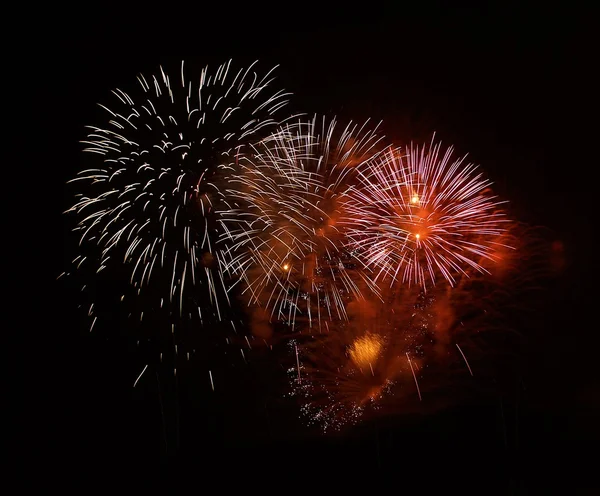 Fuochi d'artificio rosso arancio su sfondo scuro, fuochi d'artificio rosso arancio isolati in fuochi d'artificio scuri e colorati, Capodanno, Vacanze di Natale, Giorno dell'indipendenza, esplodere, festa dei fuochi d'artificio a Malta — Foto Stock
