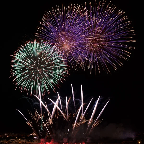Grote kleurrijke vuurwerk ontploffen in Malta Rechtenvrije Stockfoto's