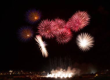 Fireworks uygulamasında gürültülü arka plan. Malta ev uzakta, Malta havai fişek Festivali, 4 Temmuz ışık, Bağımsızlık günü, yeni yıl, Malta havai fişek renkli havai fişek. Zurrieq, Malta