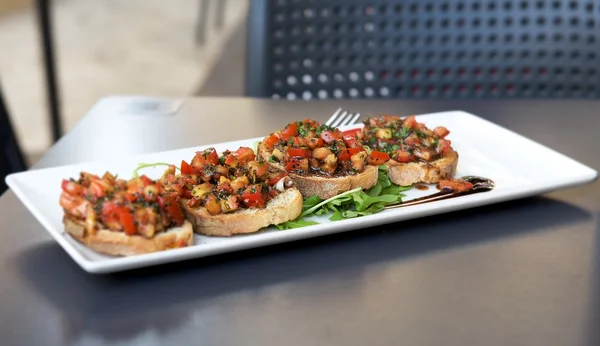 Malta gıda bulanık arka plan gerçek İtalyan brucheta, Sicilya gıda, Sicilya, İtalyan mutfak, Sicilya mutfağı, İtalyan meze Bruschetta domates, ton balığı, sarımsak ve otlar ile taze aperatif