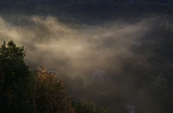 Uitzicht vanaf de bergen naar de vallei bedekt met mistig. Mistige Landscape.Foggy vallei landschap. Litouwen Stockfoto