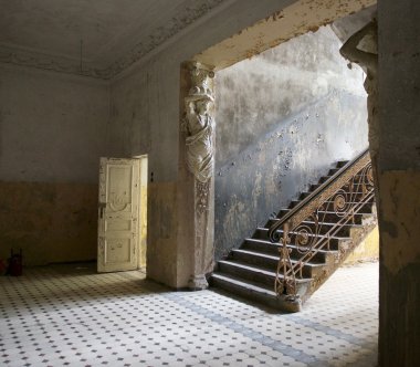 Eski terk edilmiş evde dış