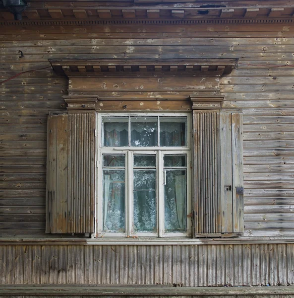 Una finestra in stile vintage su sfondo verde parete, dettagli architettonici. Frammento di finestra colorato.Scena di strada con la finestra della casa. Finestra vintage. Esterno — Foto Stock