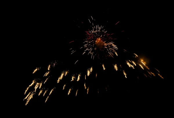 Großes buntes Feuerwerk explodiert in malta in dunklem Himmel, malta feuerwerk festival — Stockfoto