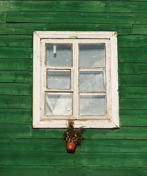 Une fenêtre de style vintage en fond de mur vert, détails d'architecture. Fragment de fenêtre coloré.Scène de rue avec la fenêtre de la maison. Vieille fenêtre. Extérieur — Photo