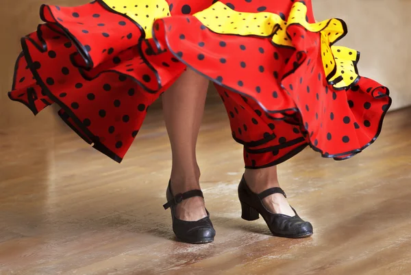 Fragment photo de danseuse de flamenco, seulement des fûts recadrés, Fragment de jambes photo de danseuse de flamenco, espagnol — Photo