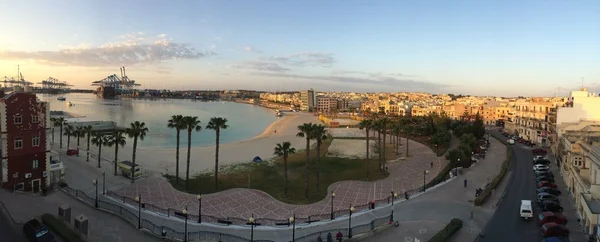 Vista panorámica de Birzebugga, Malta en las horas de puesta del sol agradable — Foto de Stock