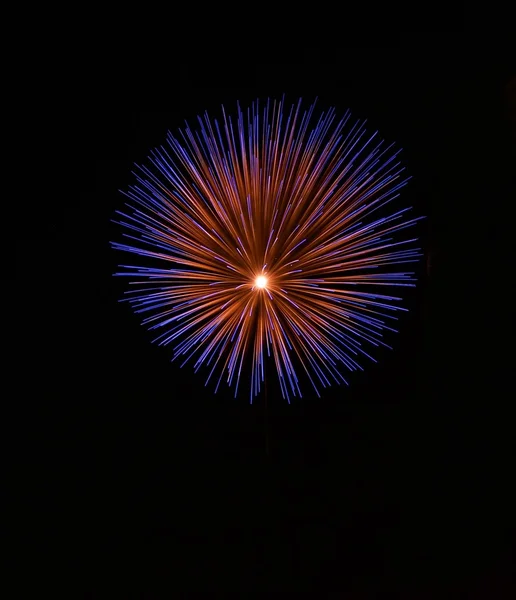 Fuochi d'artificio blu arancio dorato isolati in fondo scuro vicino al luogo per il testo, Malta festival fuochi d'artificio, 4 luglio, giorno dell'indipendenza, Capodanno, esplodere. Guscio maltese — Foto Stock