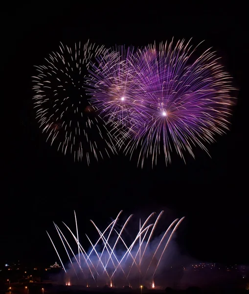 Große bunte Feuerwerke explodieren in malta in dunklem Himmel, malta feuerwerk festival, 4 juli, unabhängigkeit, feuerwerk explodieren, neues jahr, feuerwerk in zurrieq isoliert am fest catharina. gesättigt. — Stockfoto