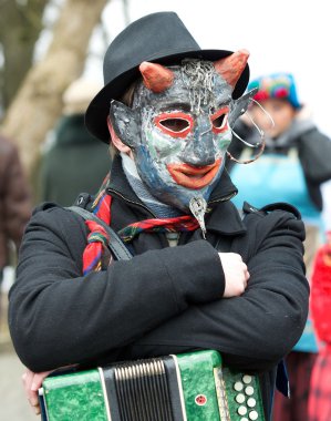 Vilnius, Litvanya - 7 Şubat: müzisyen yıllık geleneksel Litvanya festival Uzgavenes, Vilnius, Litvanya Litvanya tarzı üzerinde 7 Şubat 2016 karnaval gör. Maskeli sokak müzisyeni